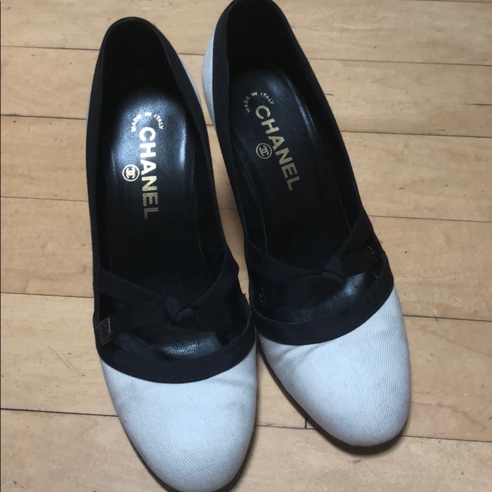 Chanel b/w canvas heels 👠